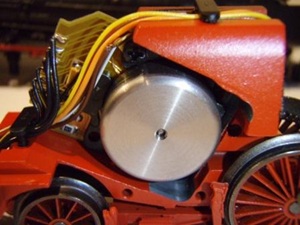 Märklin C-Sinus1 Motor für Drehgestelleinbau, Verdrahtung mit Anschlusskabeln mae-mot-csin1-dg-kabel-1-mont-300
