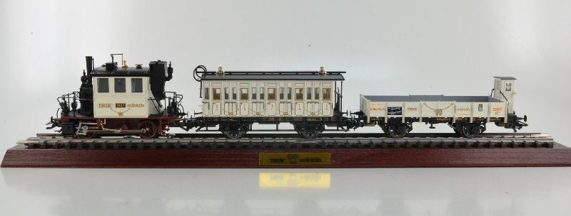 BR 98.3 (Glaskasten: Hochzeitszug anlässlich der Verschmelzung der Firmen Märklin + Trix) 28970-1-all-480