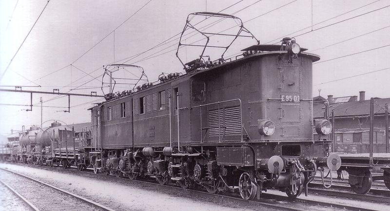 e95 1 E 95 01 vor einem Gueterzug in Hirschberg 1936 Bellingrodt